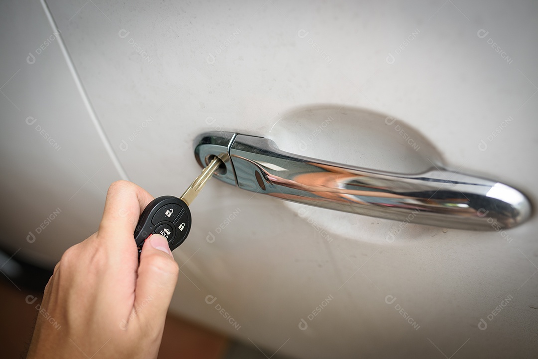 Chave do carro na mão dos homens abrindo o carro