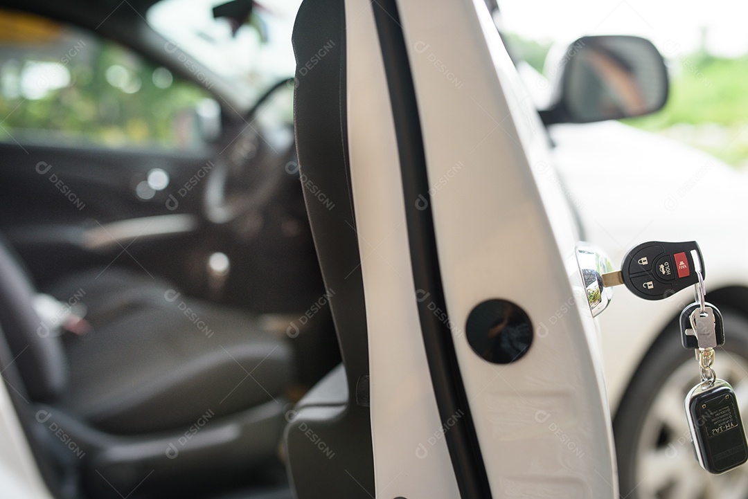 Chaves do carro deixadas em uma fechadura