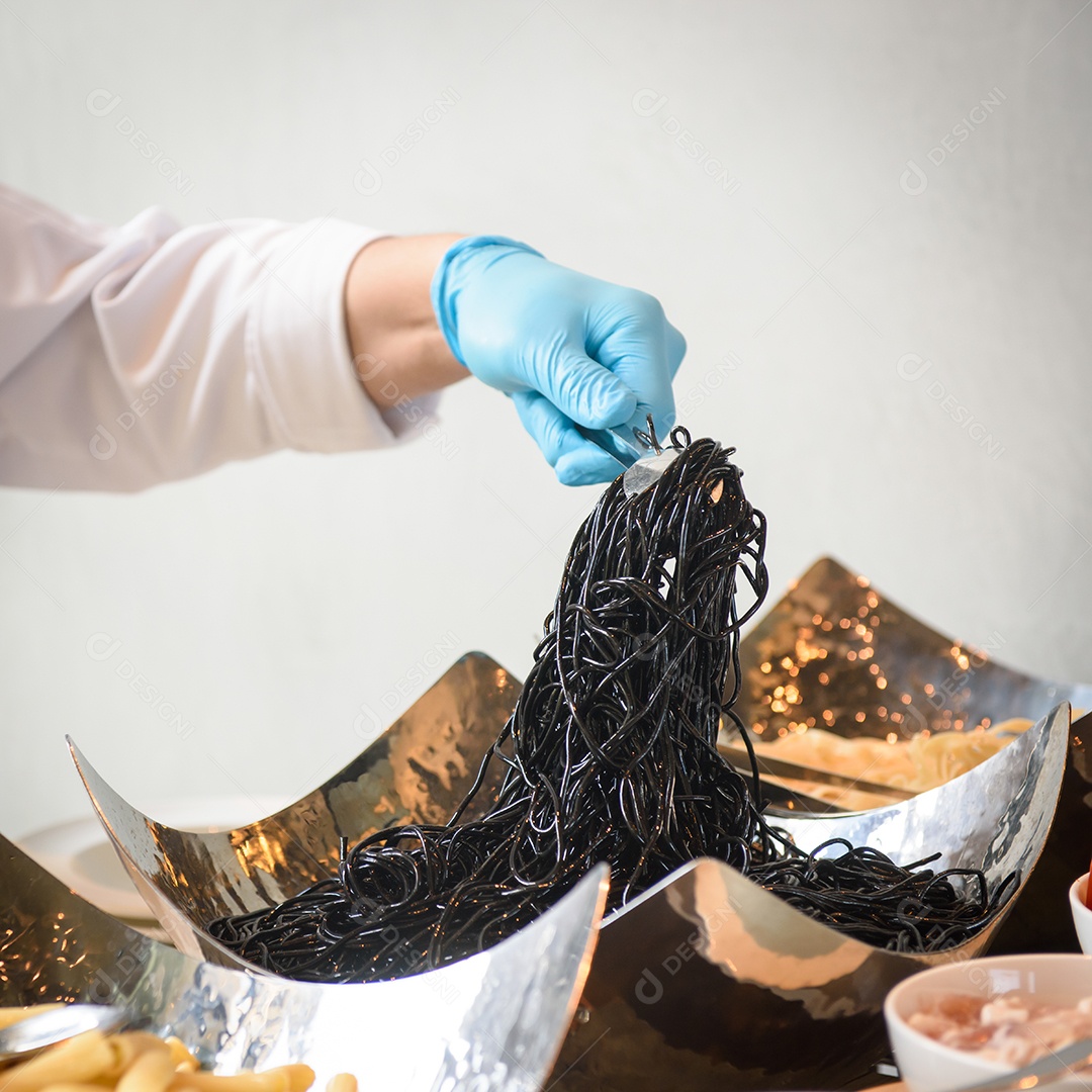 Espaguete preto na mão chef