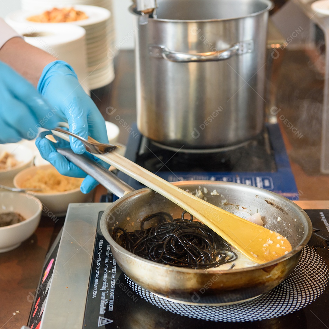 Cozinhar espaguete preto pelo chef