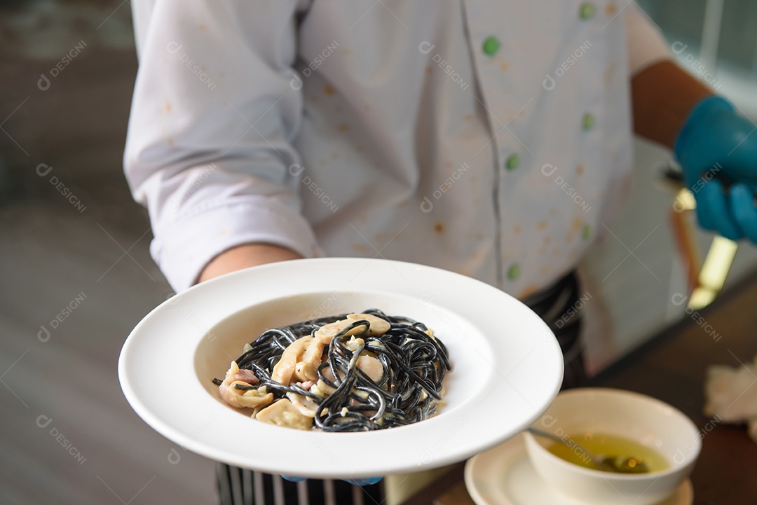 Cozinhar espaguete preto pelo chef