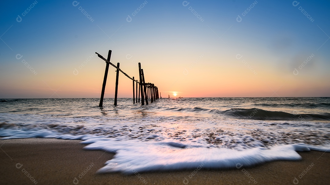 Pôr do sol ponte de madeira quebrada no mar em Phangnga, Tailândia