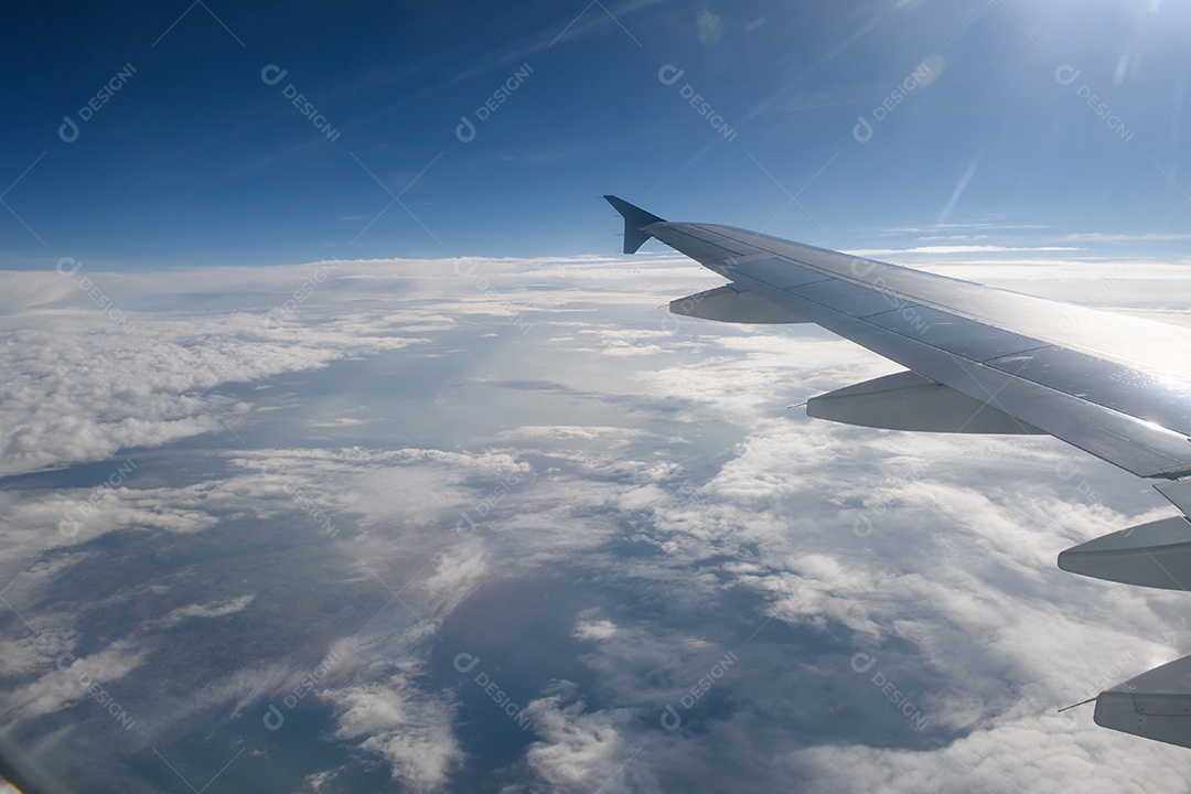 Asa de um avião voando acima das nuvens