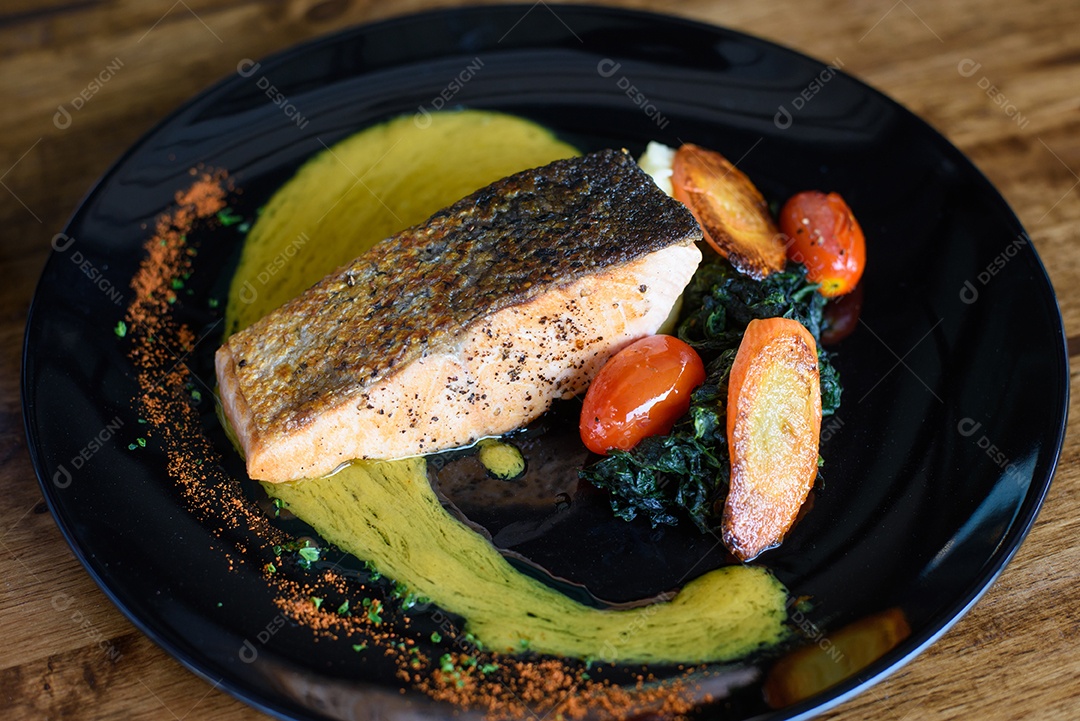 Salmão grelhado com legumes