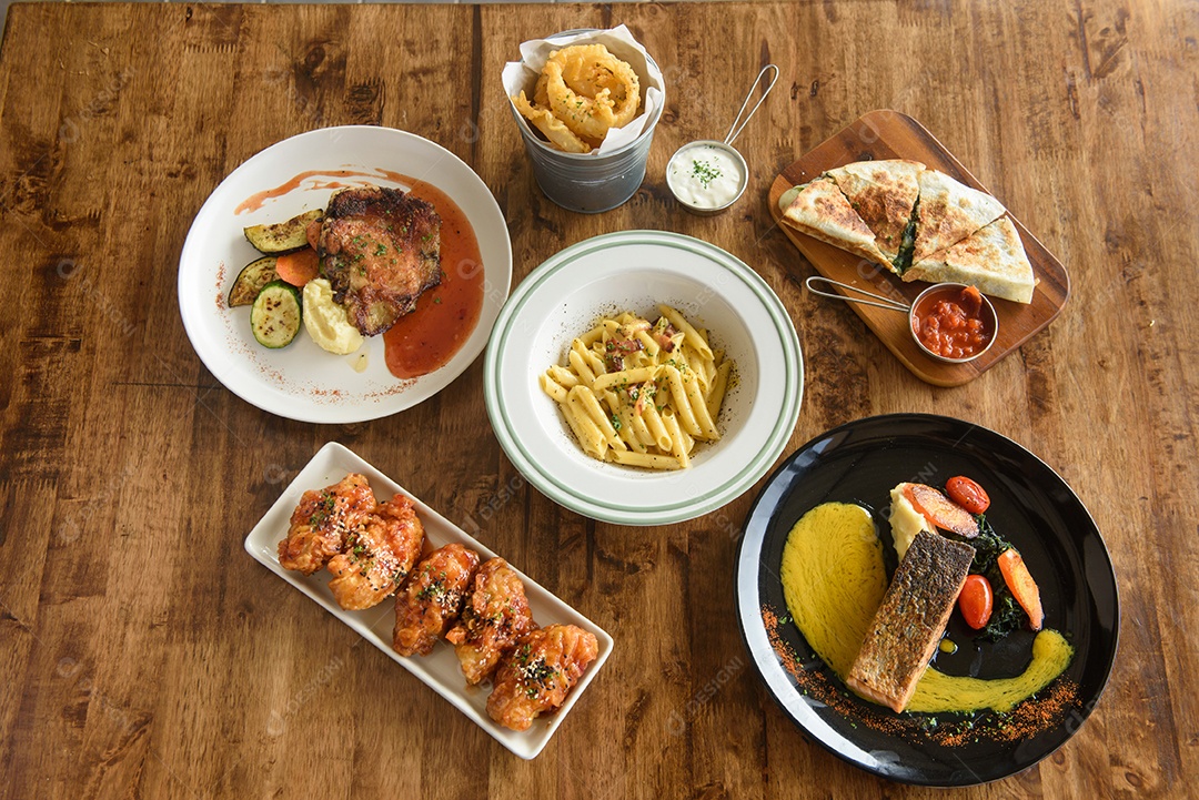 Aperitivo diferente e anti pasti em fundo de madeira