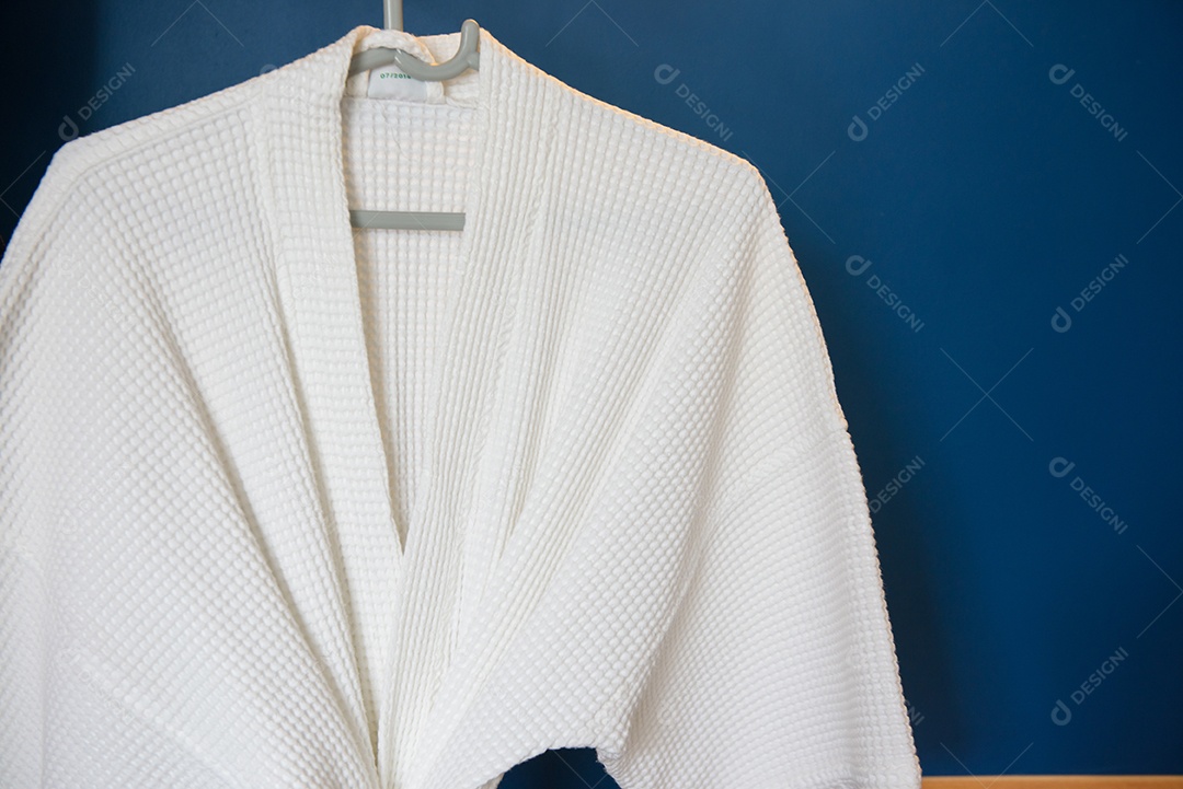 Roupão branco com fundo azul