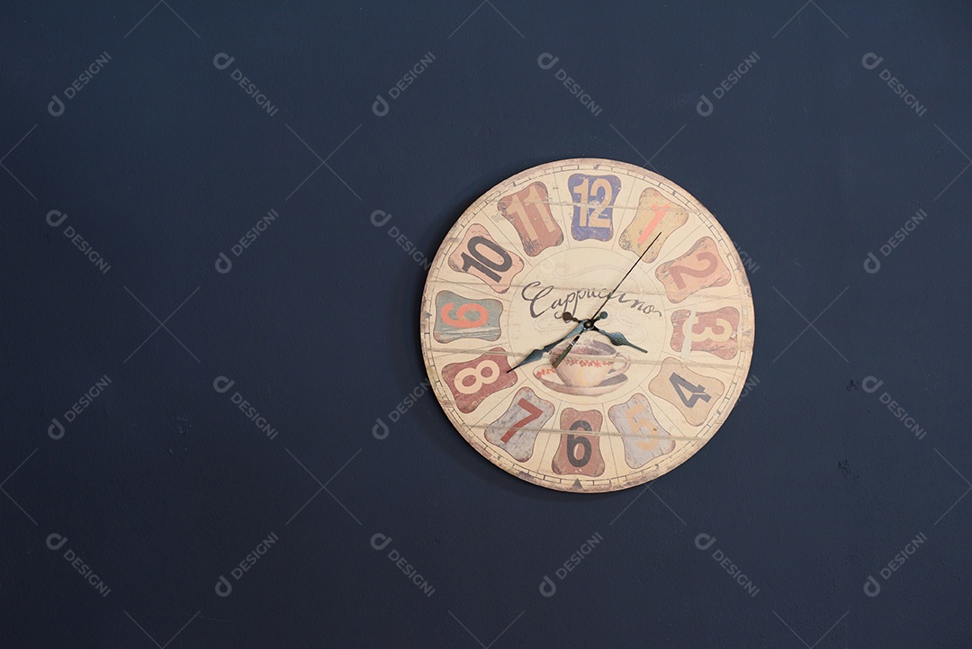 Relógio antigo na parede azul marinho