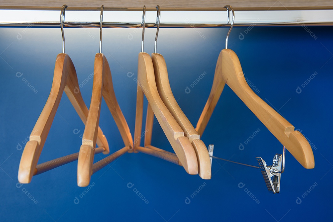 Cabides em fundo azul