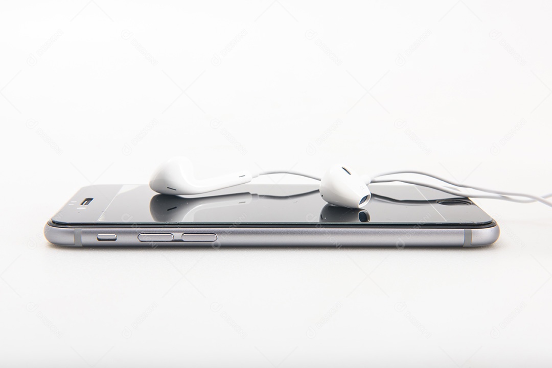 Fone de ouvido moderno closeup na porta de mídia do telefone