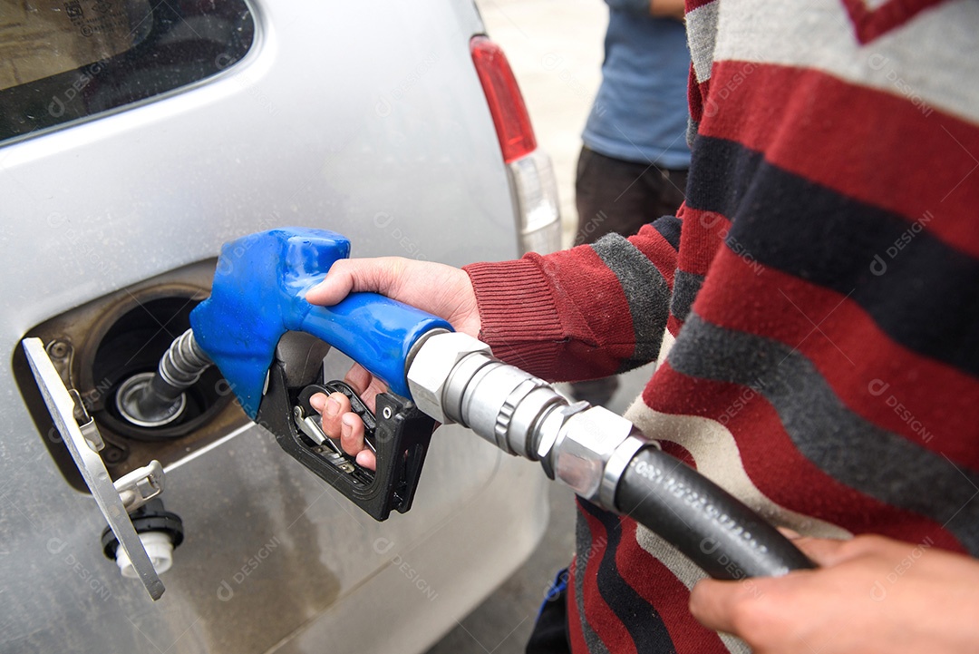 Bombeamento manual de gasolina com bico vermelho/reabastecimento novamente