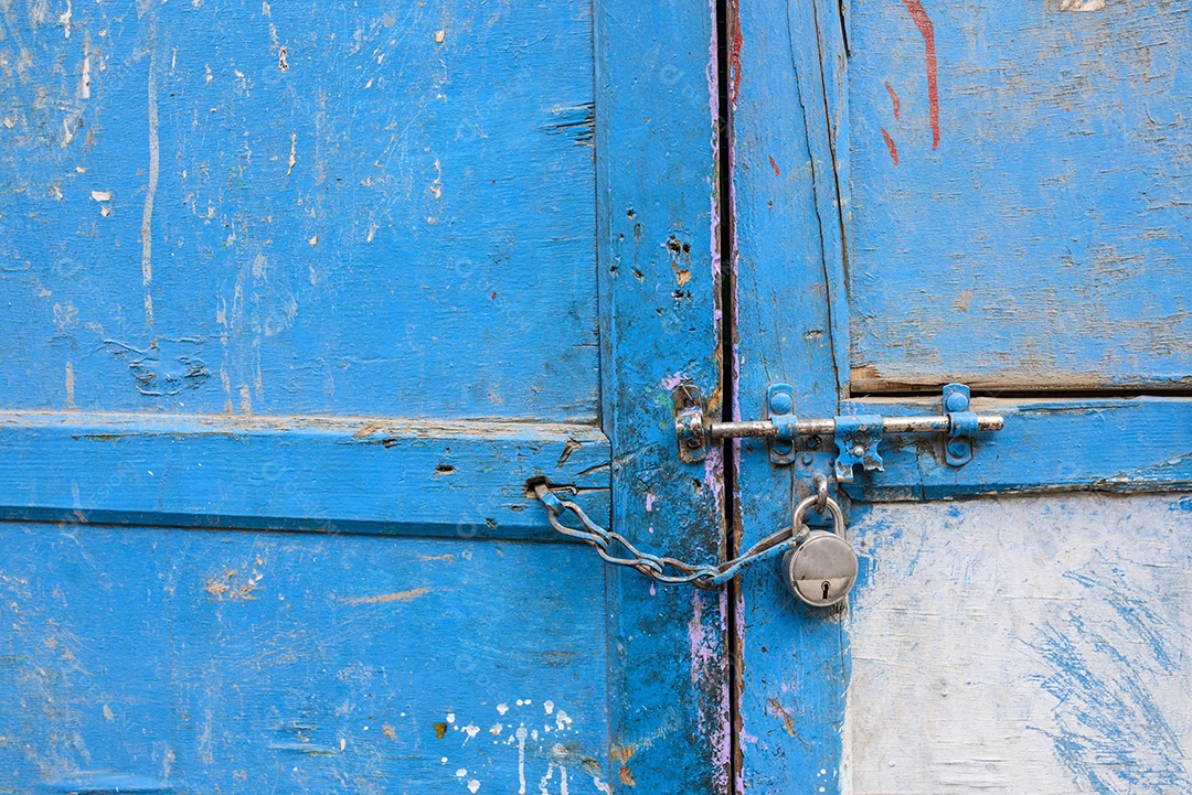 Trava velha em uma porta de madeira azul