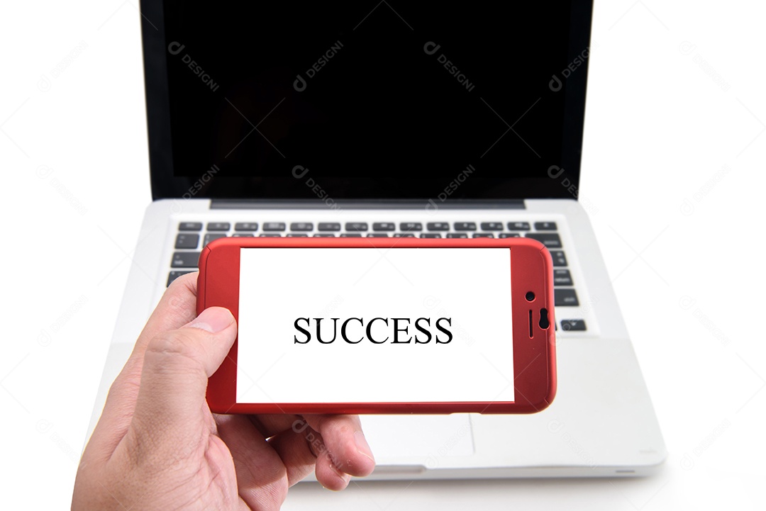 Mão segurando o telefone tirando fotografia de laptop