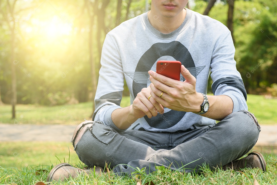 Homem usando telefone móvel inteligente ao ar livre