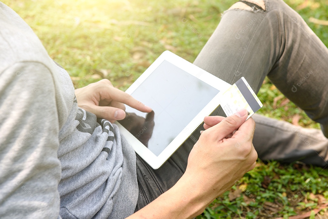 Jovem com laptop ao ar livre
