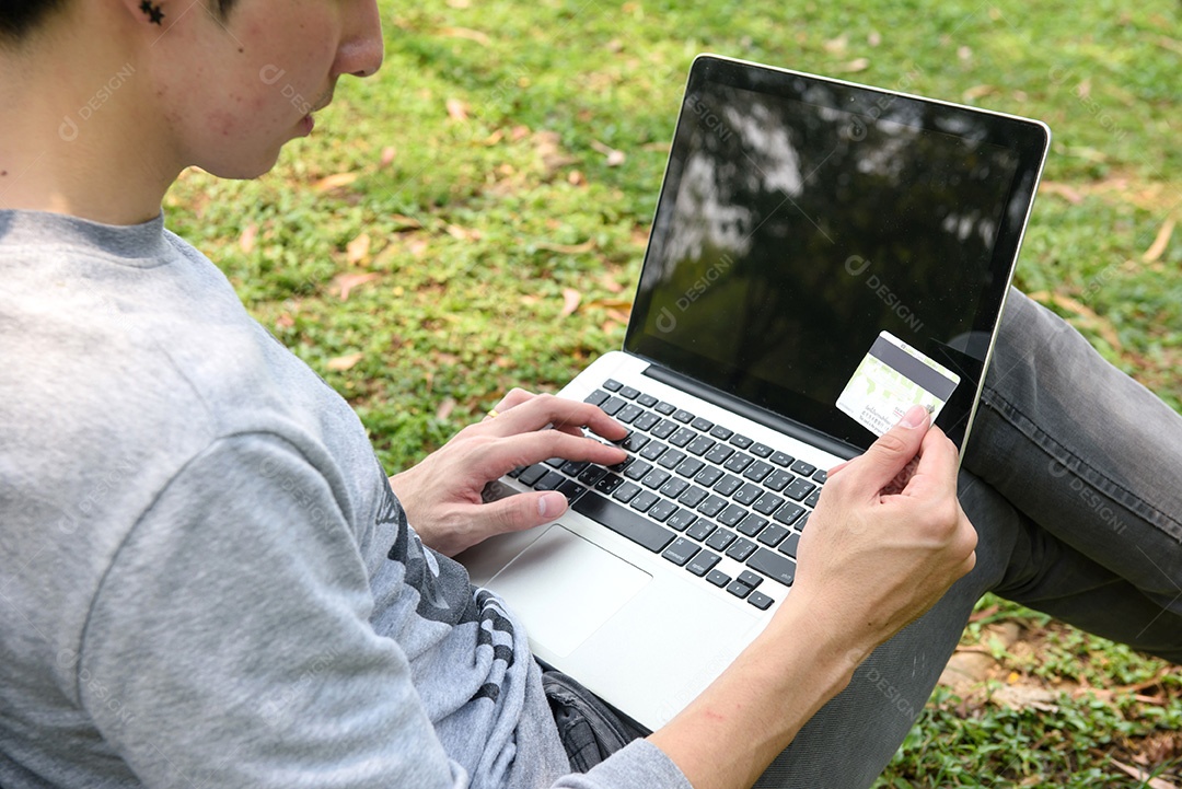 Feche acima do jovem que faz o pagamento online