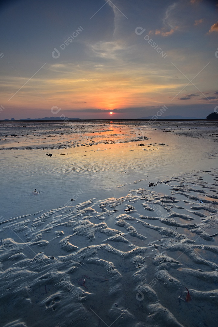 Areia e praia com pôr do sol
