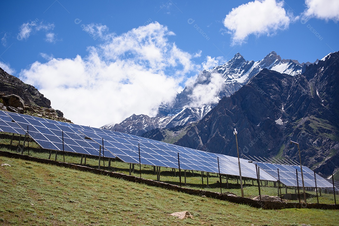 Painéis solares sob o céu azul com nuvens vivas
