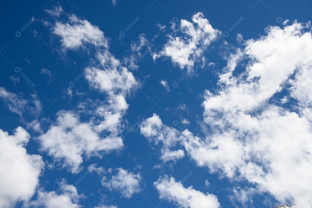 céu azul com nuvem closeup