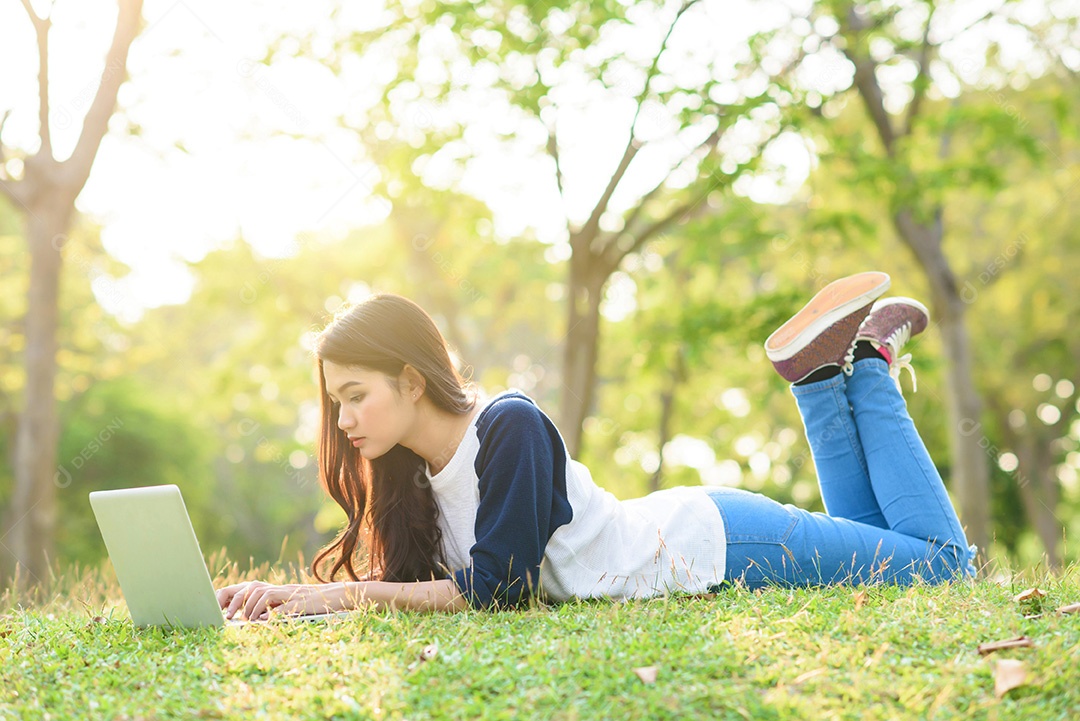 Jovem com laptop ao ar livre
