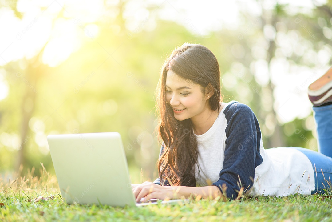 Jovem com laptop ao ar livre