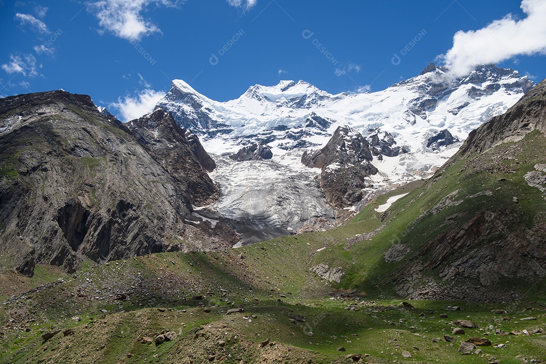 Montanha coberta de neve e com céu aberto
