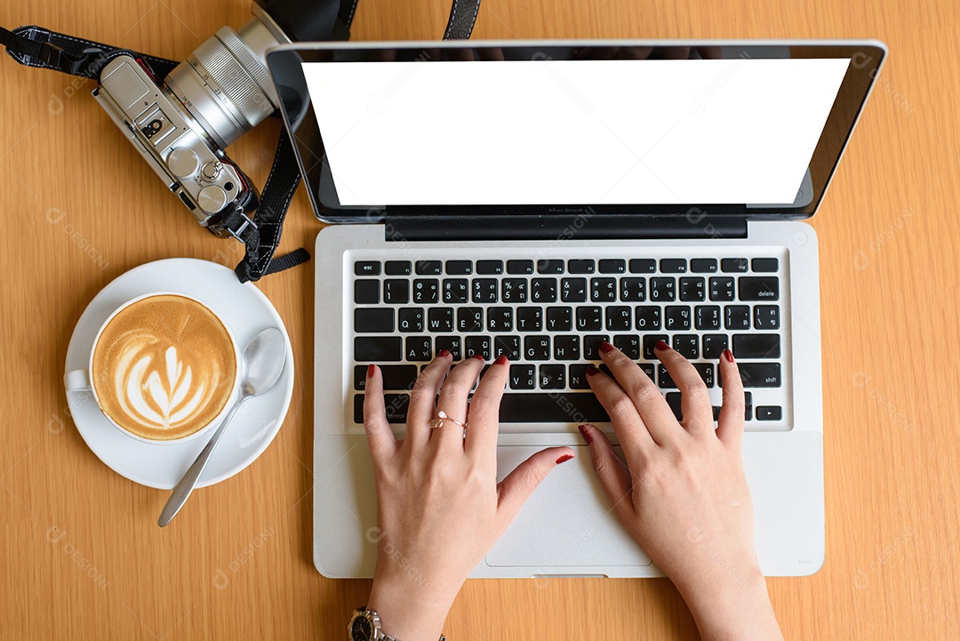 Mãos femininas digitando em um teclado de laptop com tela isolada