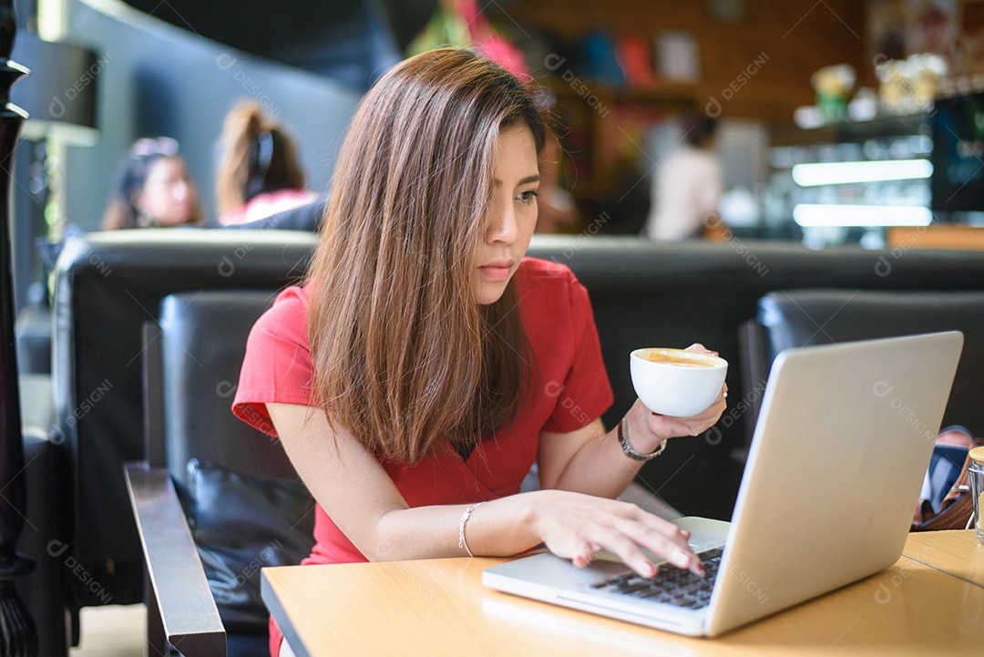 Linda mulher usando laptop no café