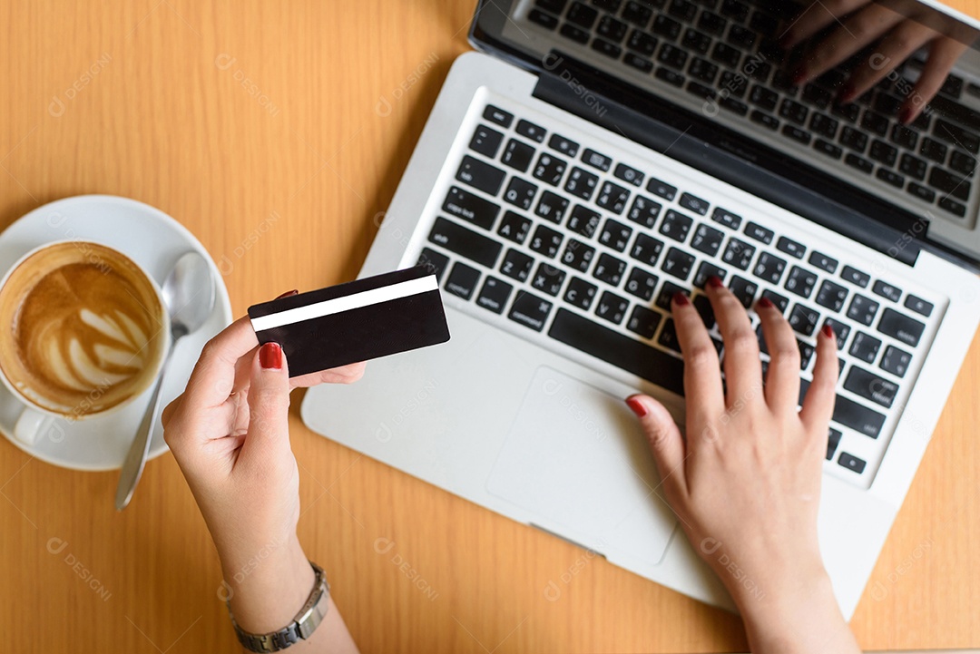 Conceito de comércio eletrônico. Mulher com cartão de crédito