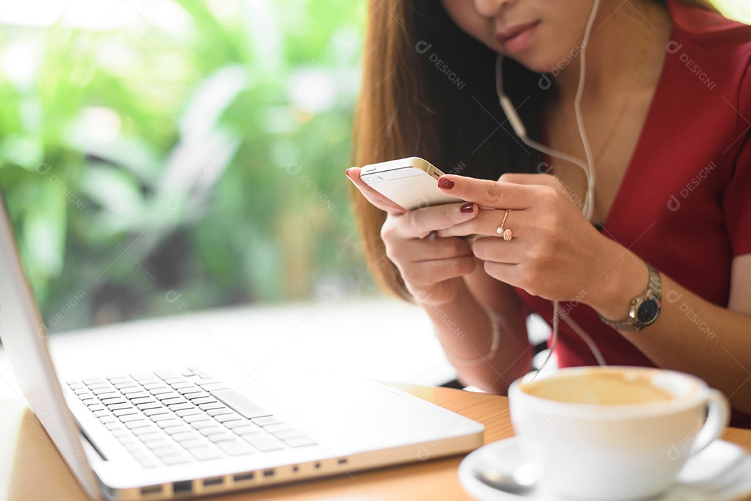 Mulher asiática trabalhando com laptop, celular