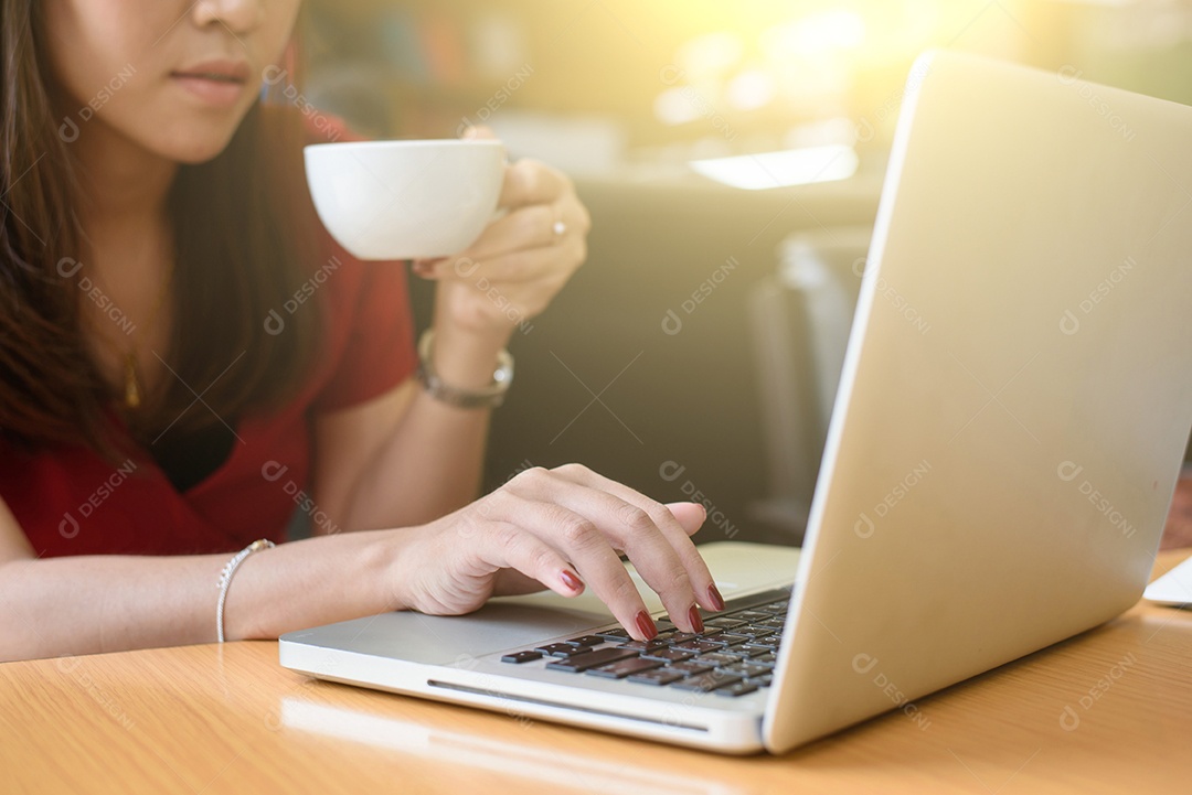 Linda mulher usando laptop no café