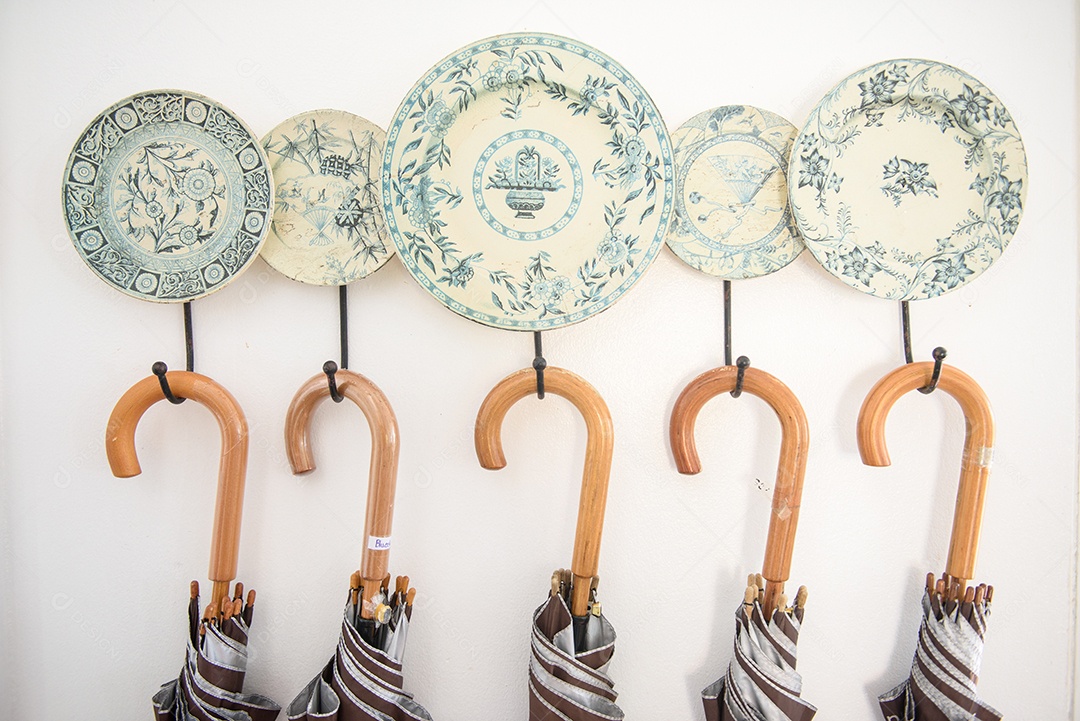 Gancho azul de porcelana com guarda-chuvas