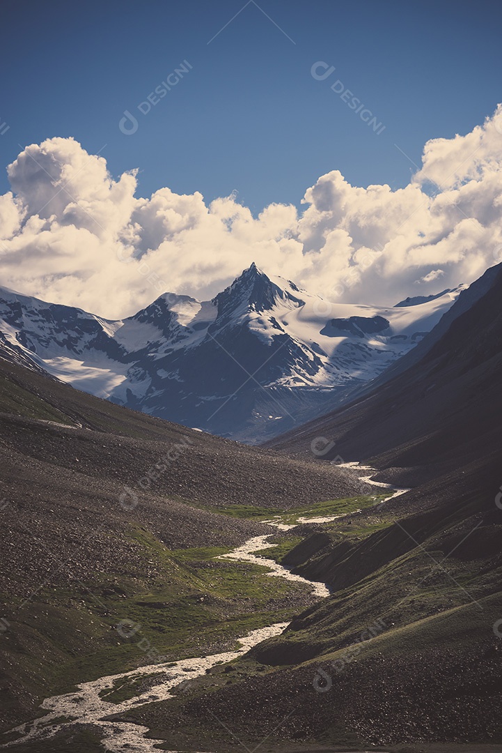 Cobertura de neve no topo da montanha do Himalaia, norte da Índia