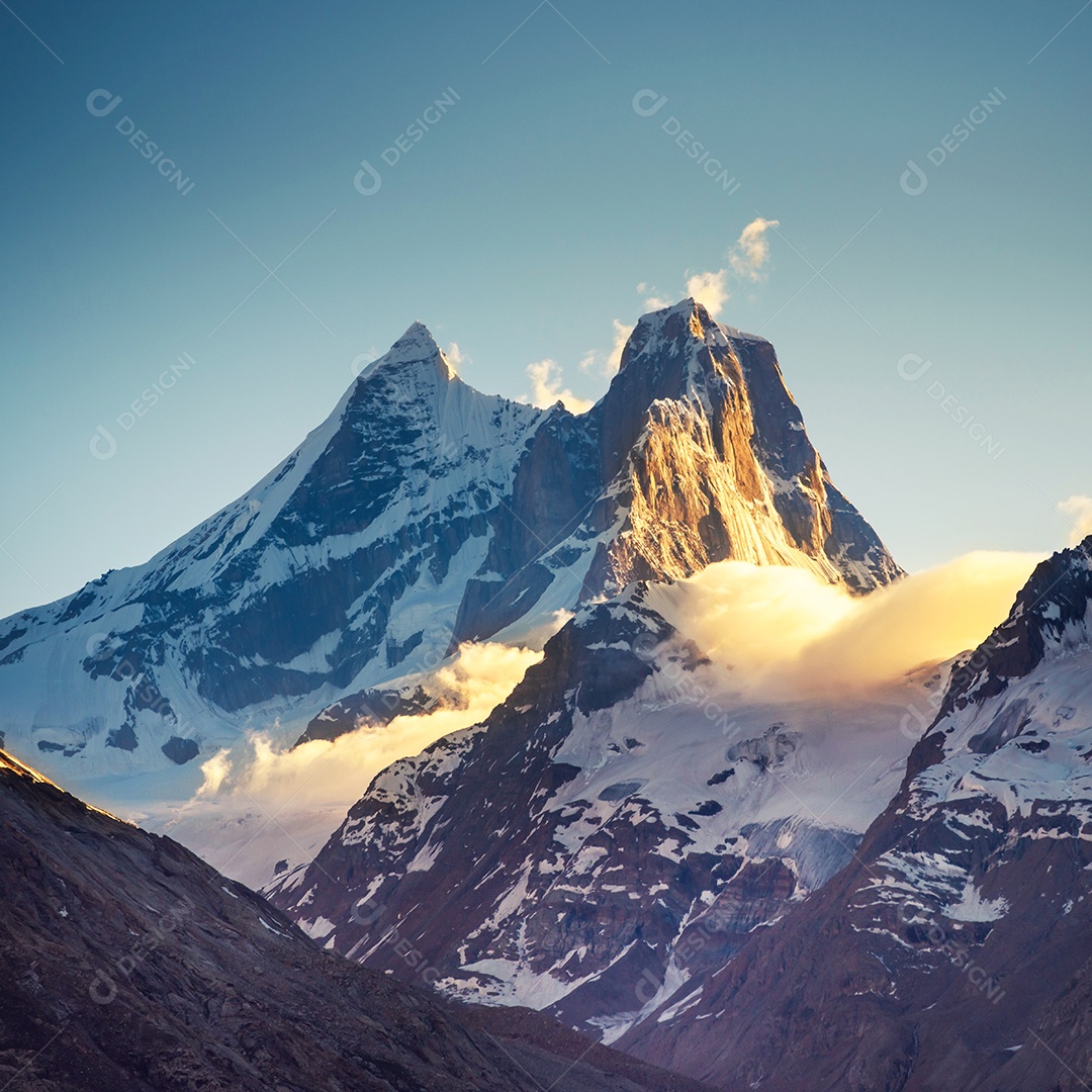 Cobertura de neve no topo da montanha do Himalaia
