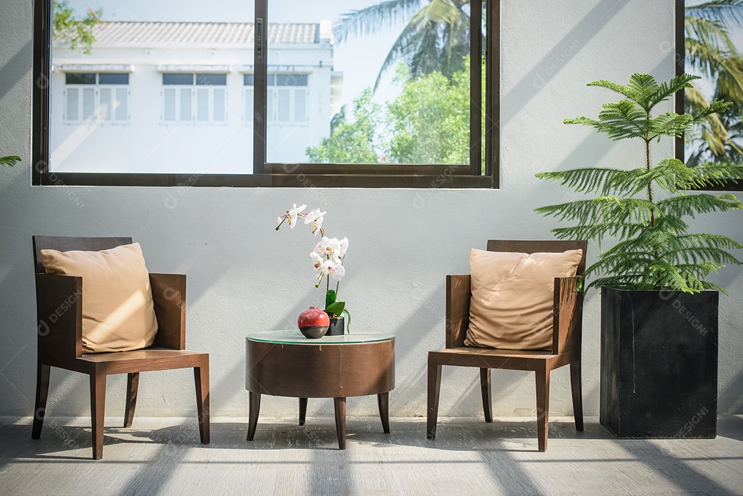 Duas cadeiras na sala com iluminação e janela