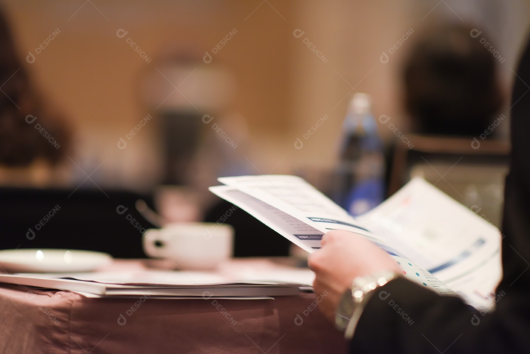 Close-up do empresário segurando o documento na mesa