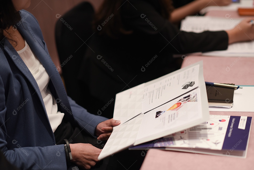 Close-up do empresário segurando o documento na mesa