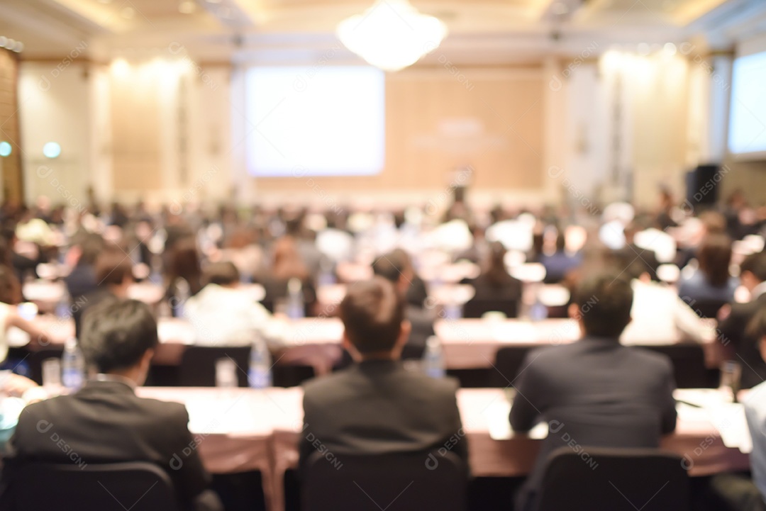 Pessoas desfocadas abstratas em grande reunião ou sala de conferências