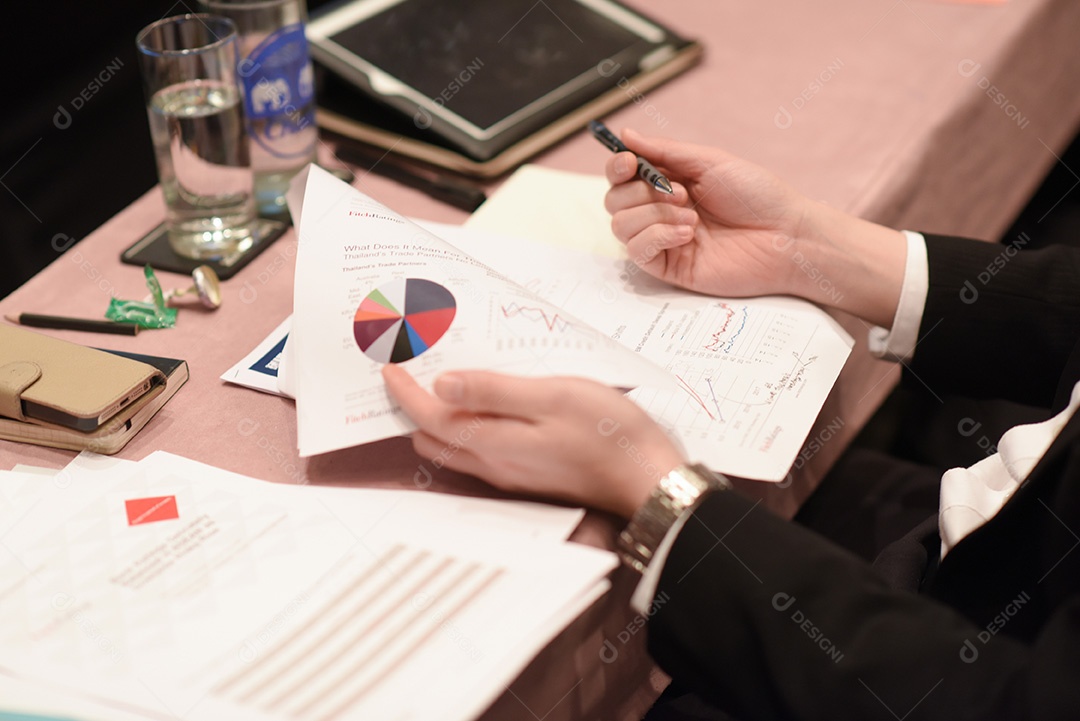 Close-up da mão de uma mulher de negócios fazendo anotações