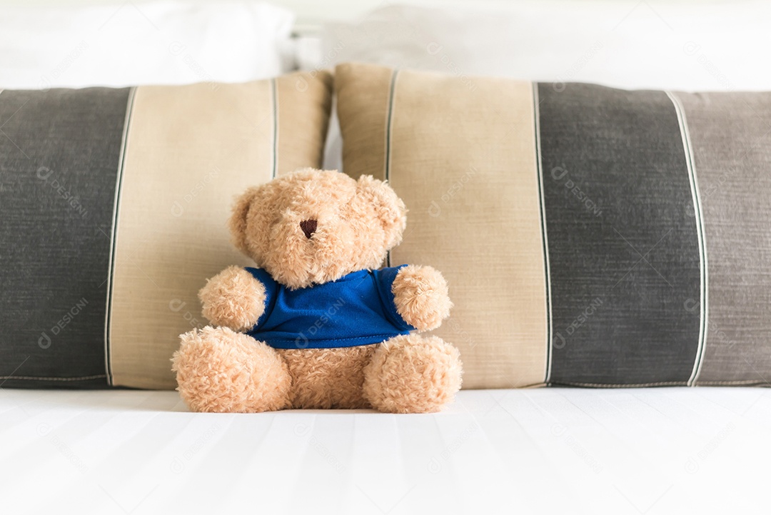 Urso de pelúcia feliz relaxando na cama confortável