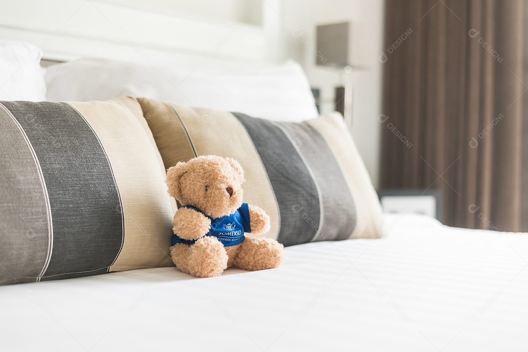 Urso de pelúcia feliz relaxando na cama confortável