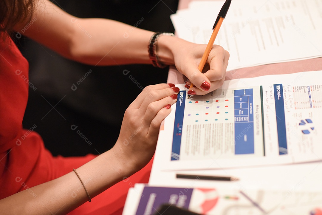 Close-up da mão de uma mulher fazendo anotações