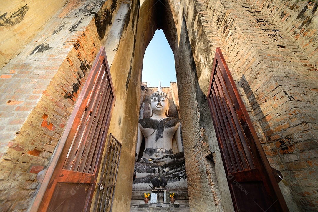 Ruínas do templo e do parque histórico de Sukhothai