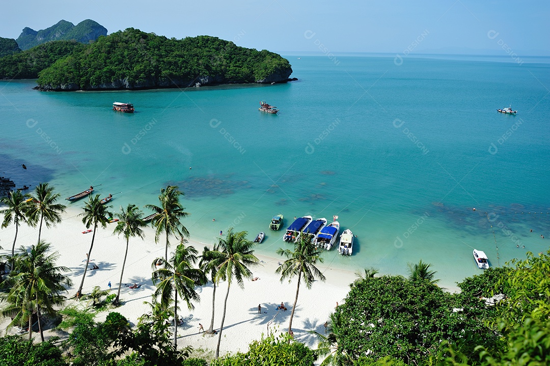 Praia tropical no Parque Nacional Ang-Thong