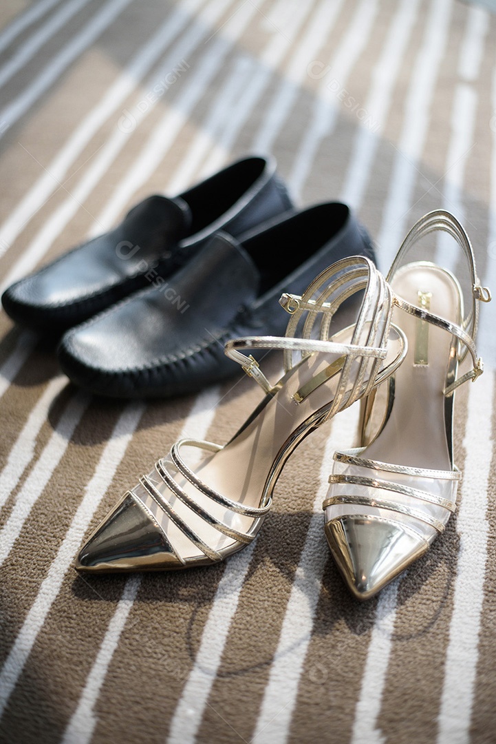 Sapatos de noiva elegantes e elegantes.