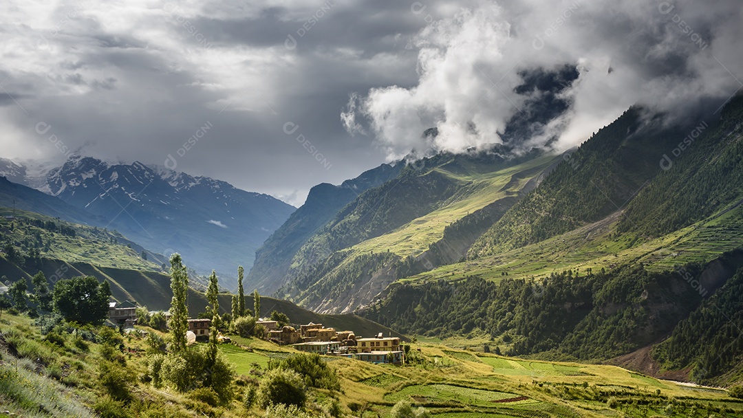 Pequena aldeia na grande montanha na Caxemira