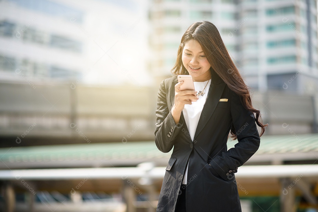 Mulher de negócios jovem chamando no celular