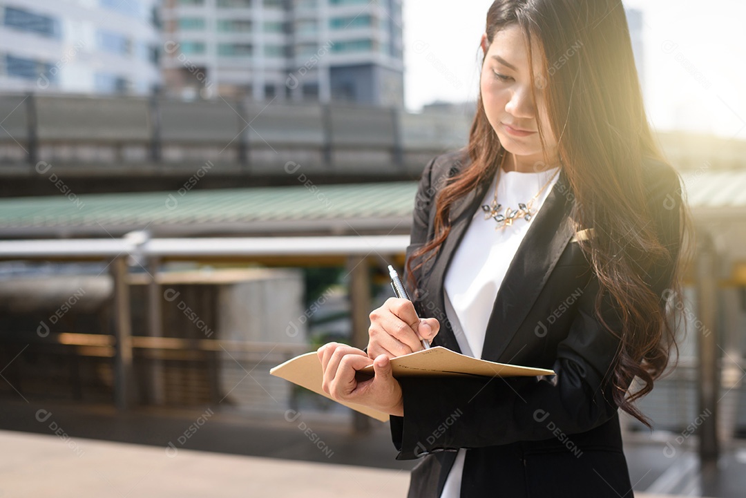 Mão de foco seletivo, mulher trabalhando no laptop e escrevendo