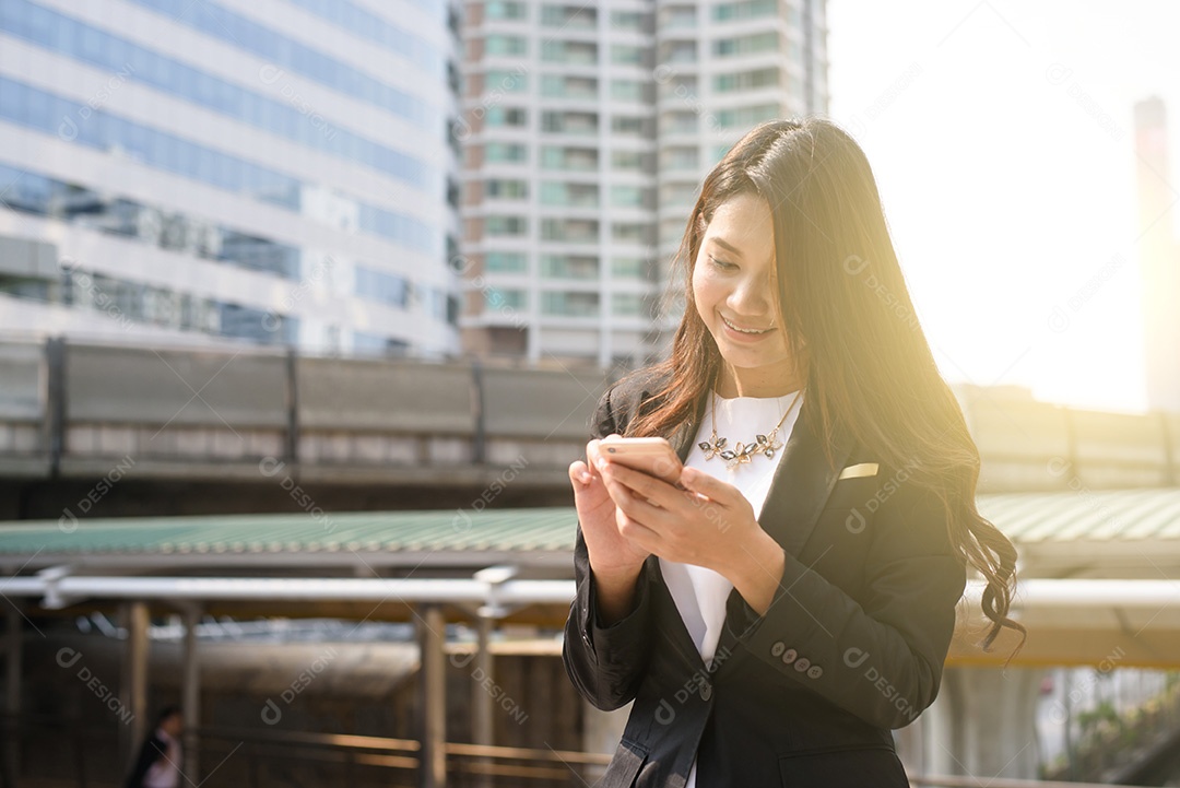 Mulher trabalhadora escrevendo nota ao ar livre