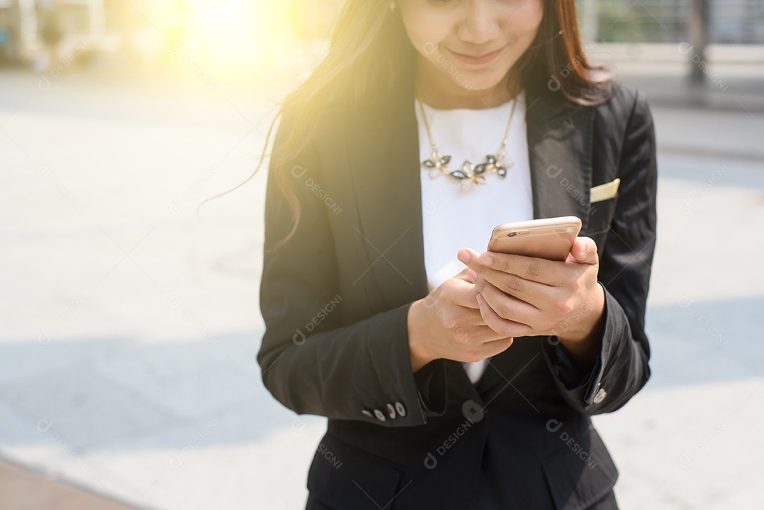 Mulher trabalhadora escrevendo nota ao ar livre