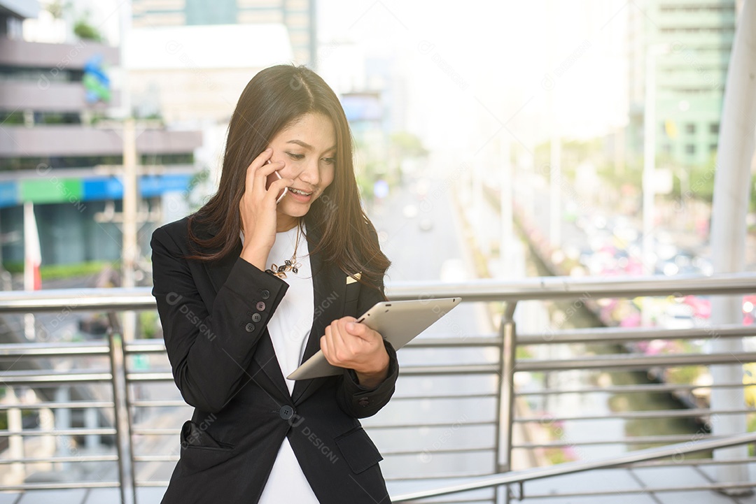Mulher de negócios bem-sucedida trabalhando no laptop